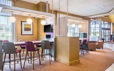 Dining area perfect for coworking at Sonesta Milwaukee West Wauwatosa.