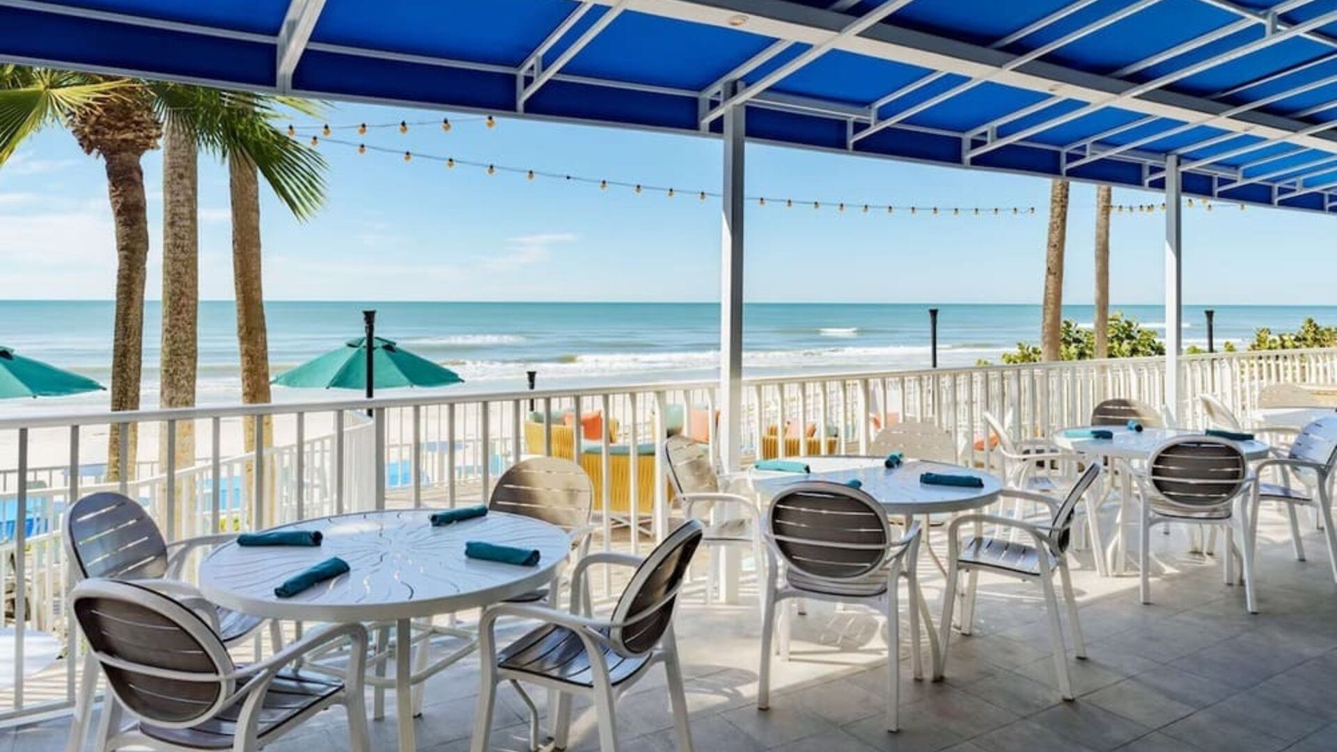 Alfresco dining with a view of the beach at DoubleTree Beach Resort By Hilton Tampa Bay - North Redington.