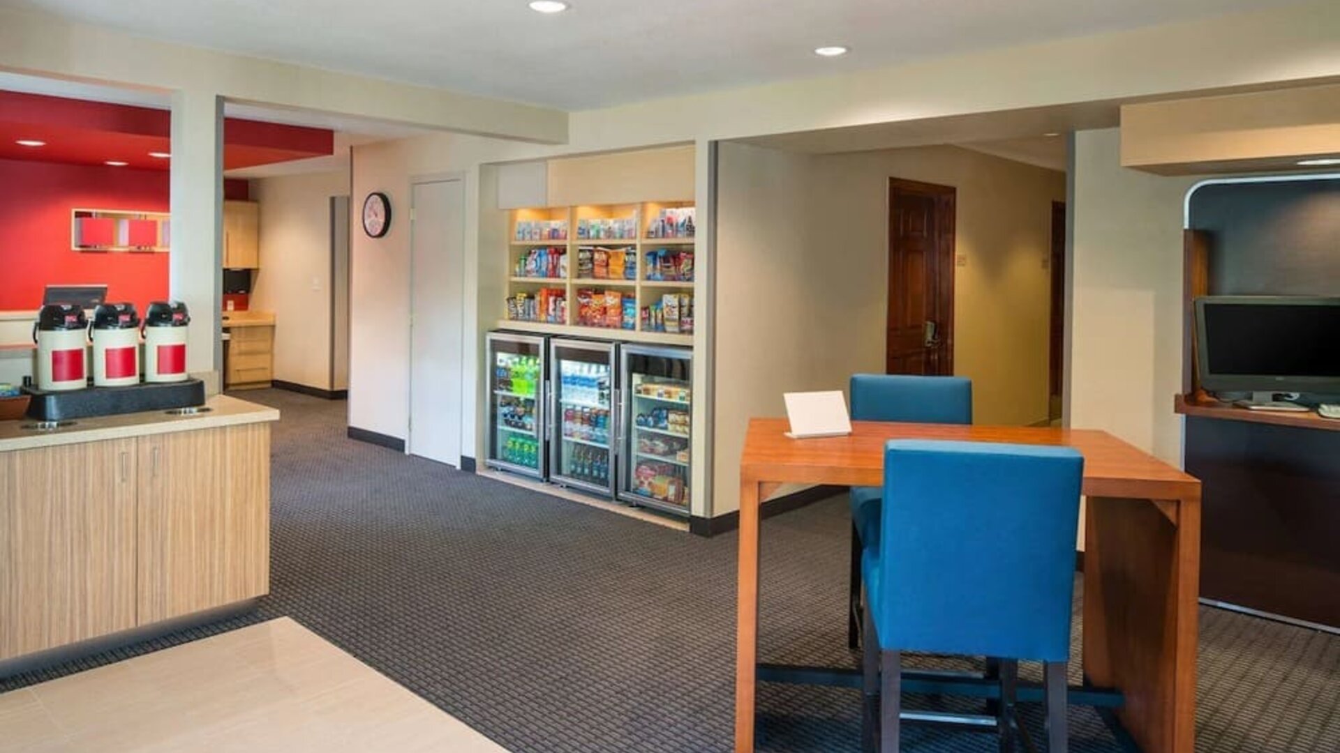 Lobby' coffee service and workspace at Sonesta Simply Suites Seattle Renton.