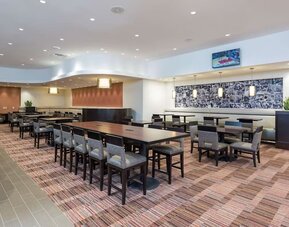 Dining area perfect for coworking at DoubleTree By Hilton Grand Rapids Airport.
