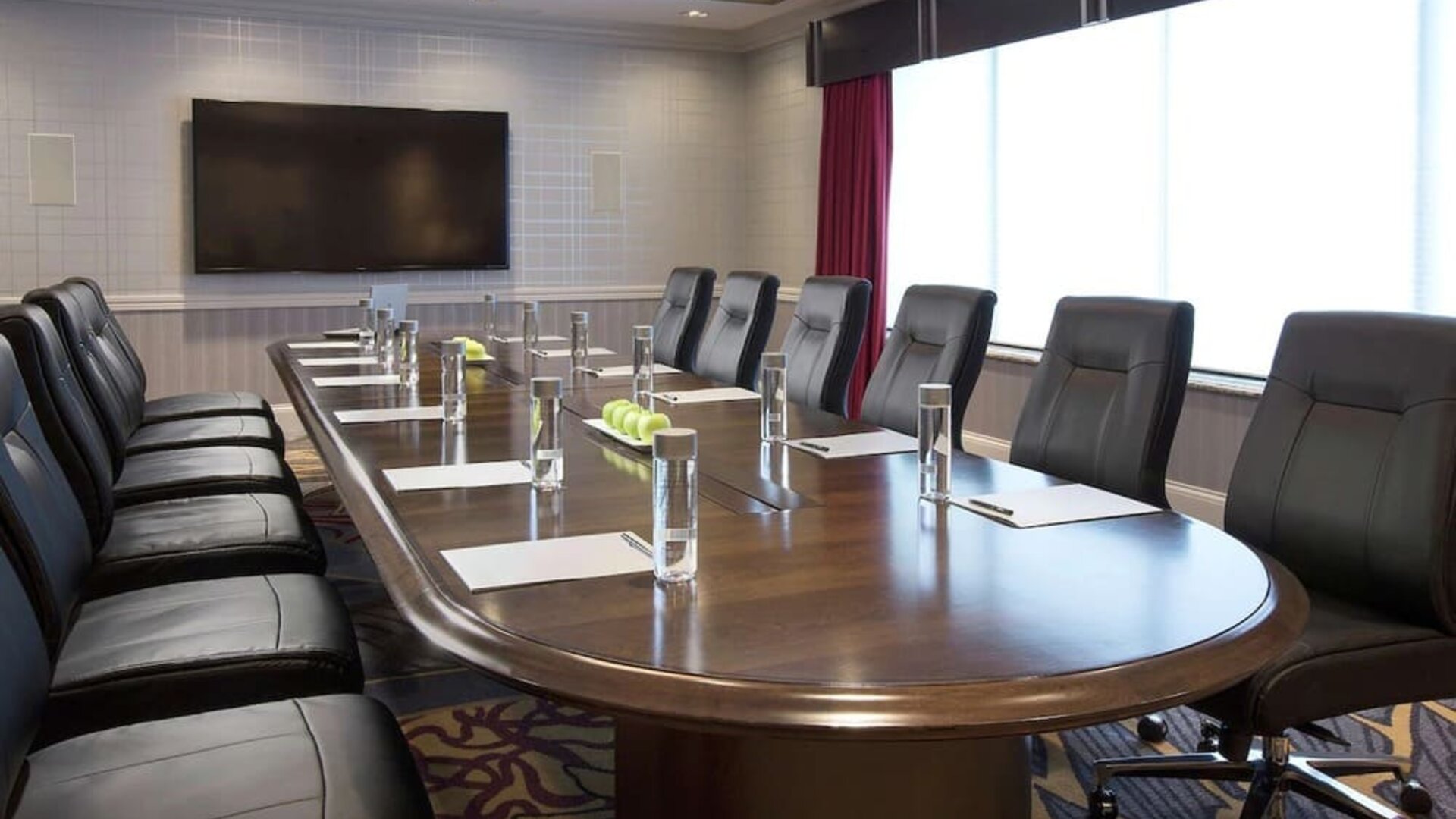 Meeting room with natural light at DoubleTree By Hilton Lisle-Naperville.