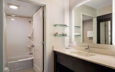 Private guest bathroom with combined shower and tub at Sonesta ES Suites Parsippany Morris Plains.
