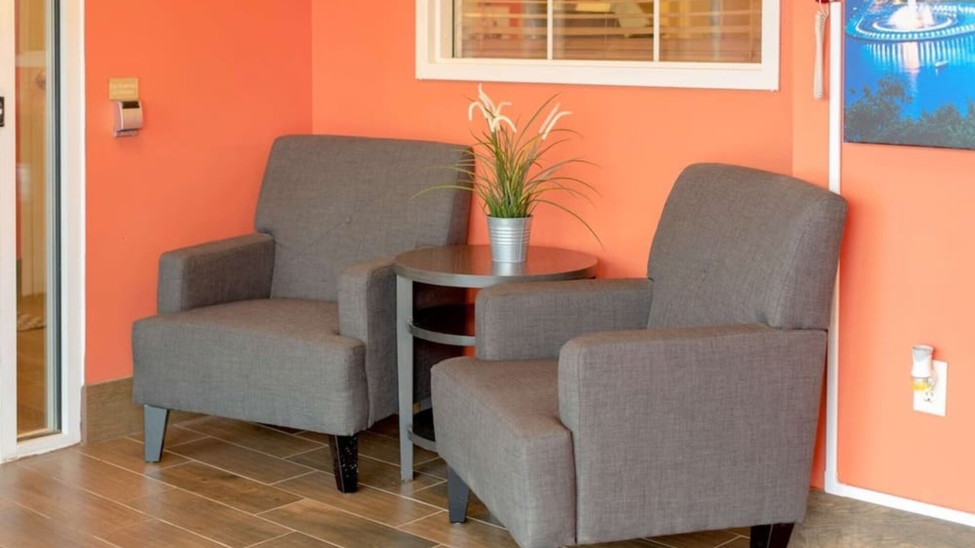 Lobby lounge at Sonesta Simply Suites Pittsburgh Airport.