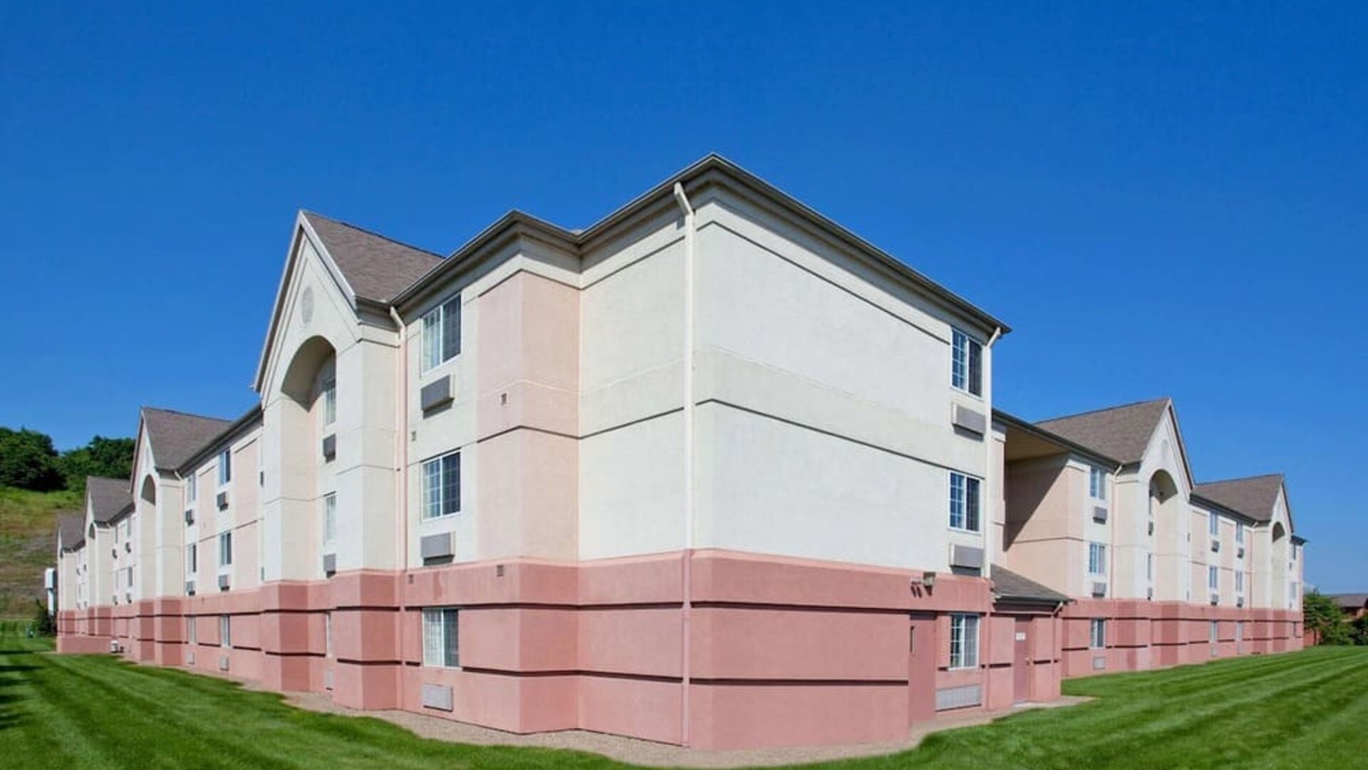 Exterior view of Sonesta Simply Suites Pittsburgh Airport.