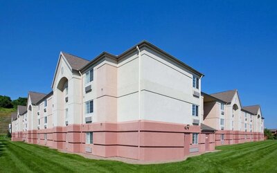Exterior view of Sonesta Simply Suites Pittsburgh Airport.