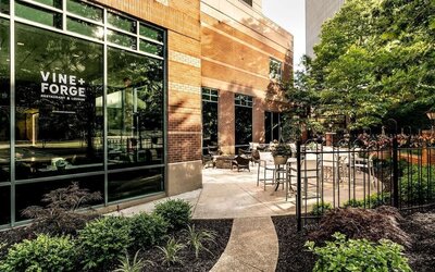 Hotel patio with seating area at Sonesta Columbus Downtown.