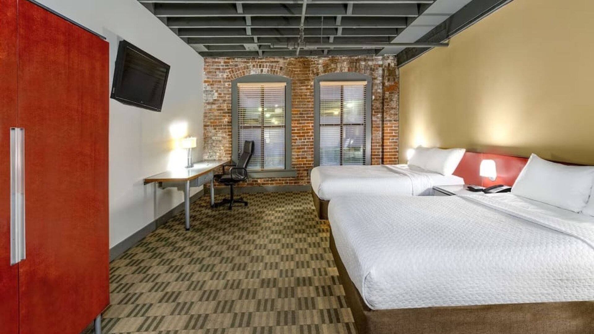 Bright and spacious day use twin room with work desk at Sonesta Columbus Downtown.