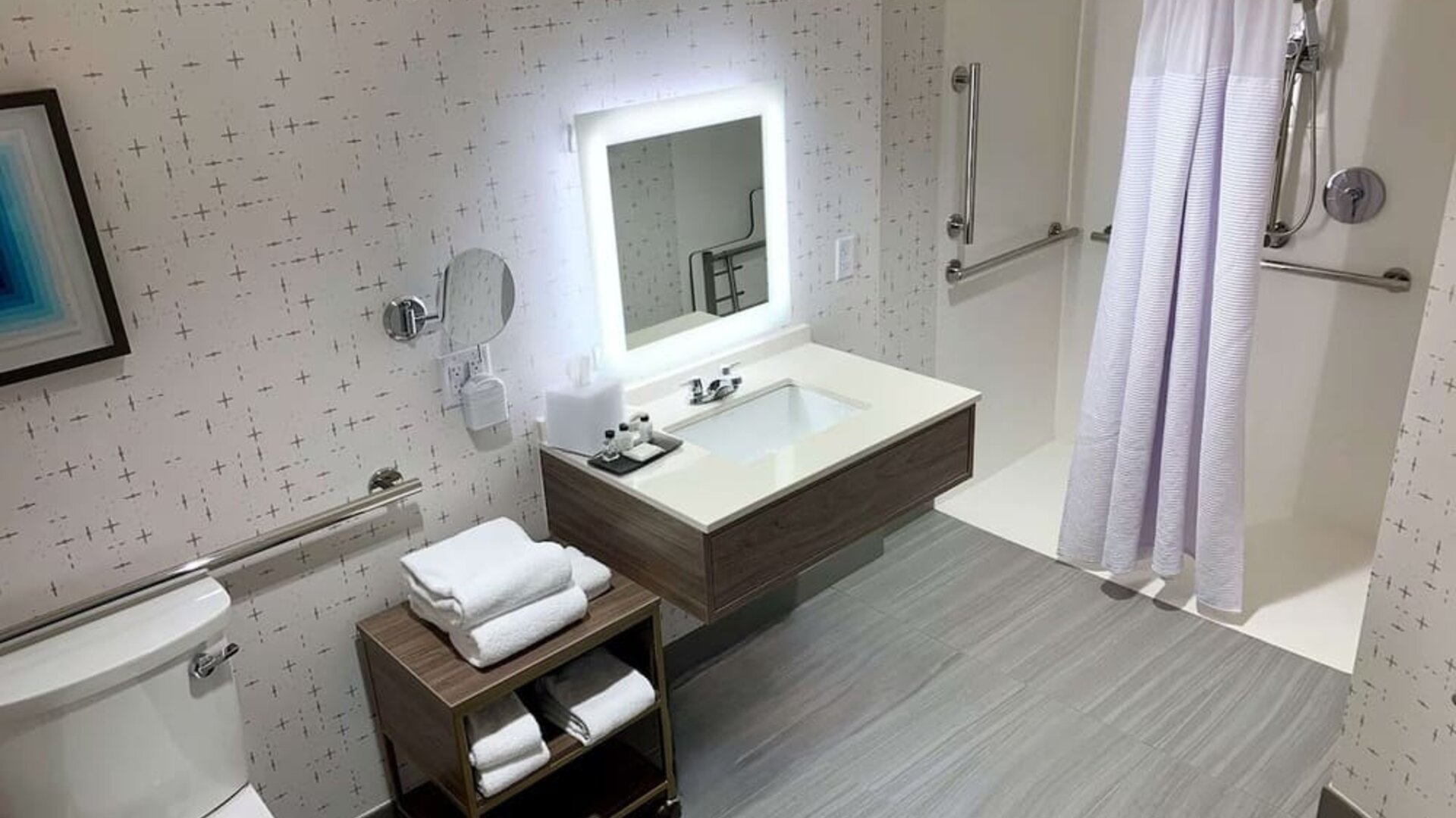 Private guest bathroom with shower at Sonesta Columbus Downtown.