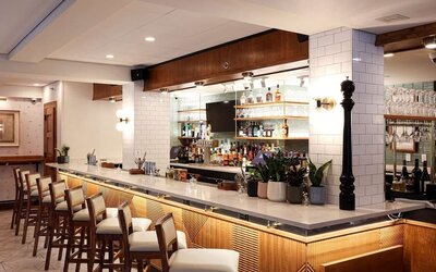 On-site bar at The Shelburne Sonesta New York.