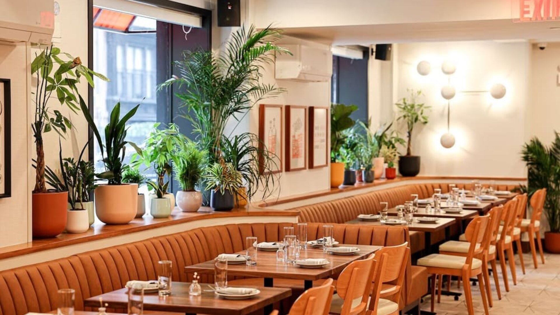 Dining area at The Shelburne Sonesta New York.