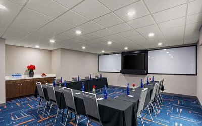 Professional meeting area at Hampton Inn Bloomington.