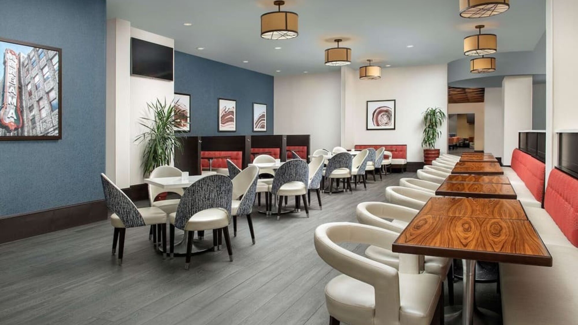 Dining area perfect for coworking at Embassy Suites By Hilton Birmingham.