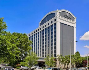 Exterior view and parking area at Sonesta Atlanta Airport North.