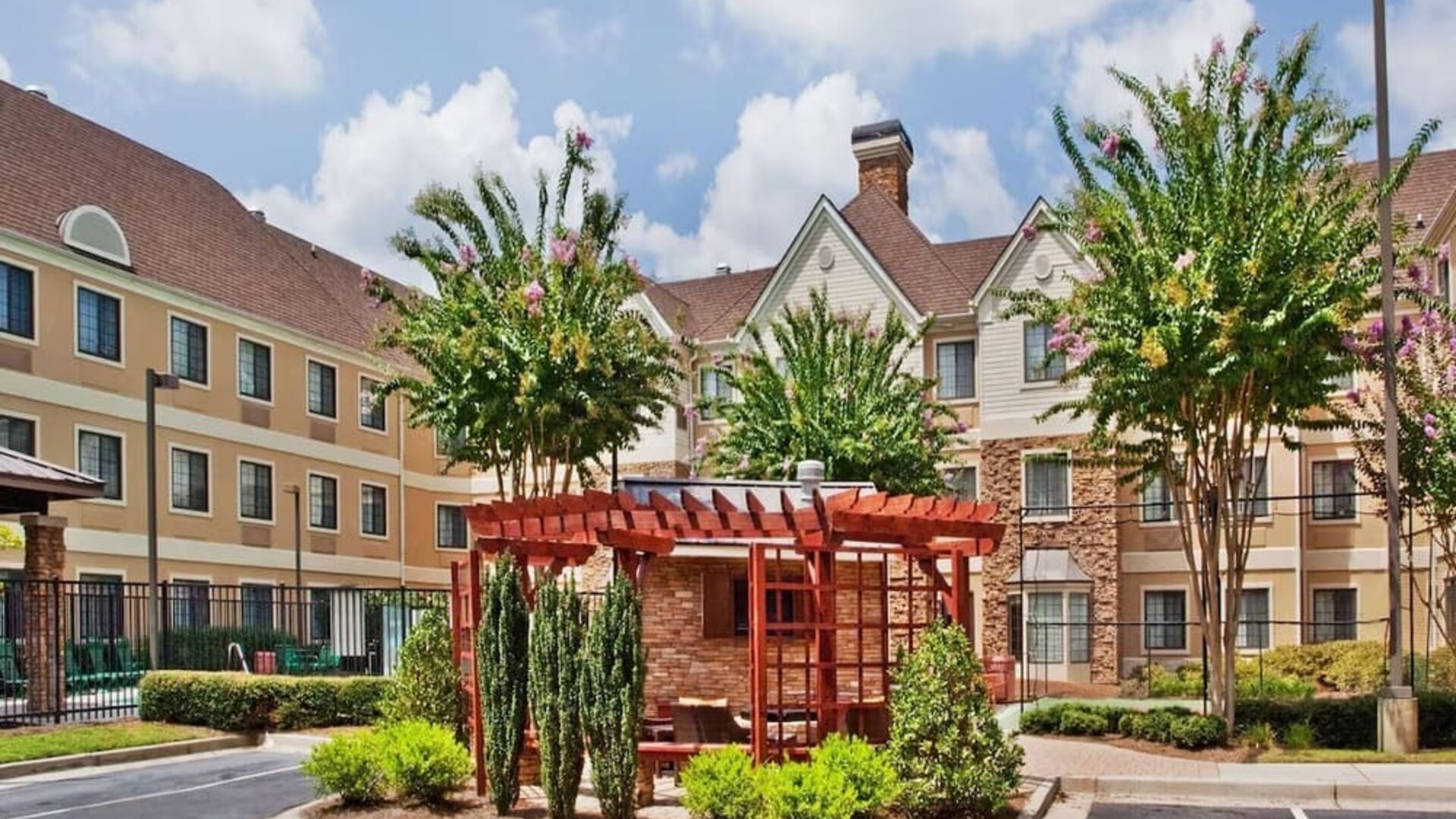 Hotel patio with lounge seating at Sonesta ES Suites Atlanta Alpharetta Avalon.