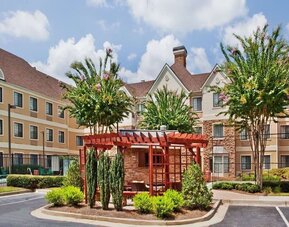 Hotel patio with lounge seating at Sonesta ES Suites Atlanta Alpharetta Avalon.