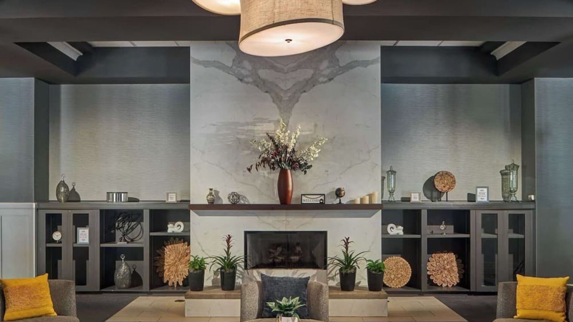 Lobby lounge area at Sonesta Atlanta Airport South.