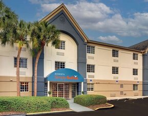 Exterior view of Sonesta Simply Suites Miami Airport Doral.