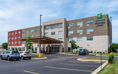 Exterior view and parking area at Holiday Inn Express & Suites Yorkville.