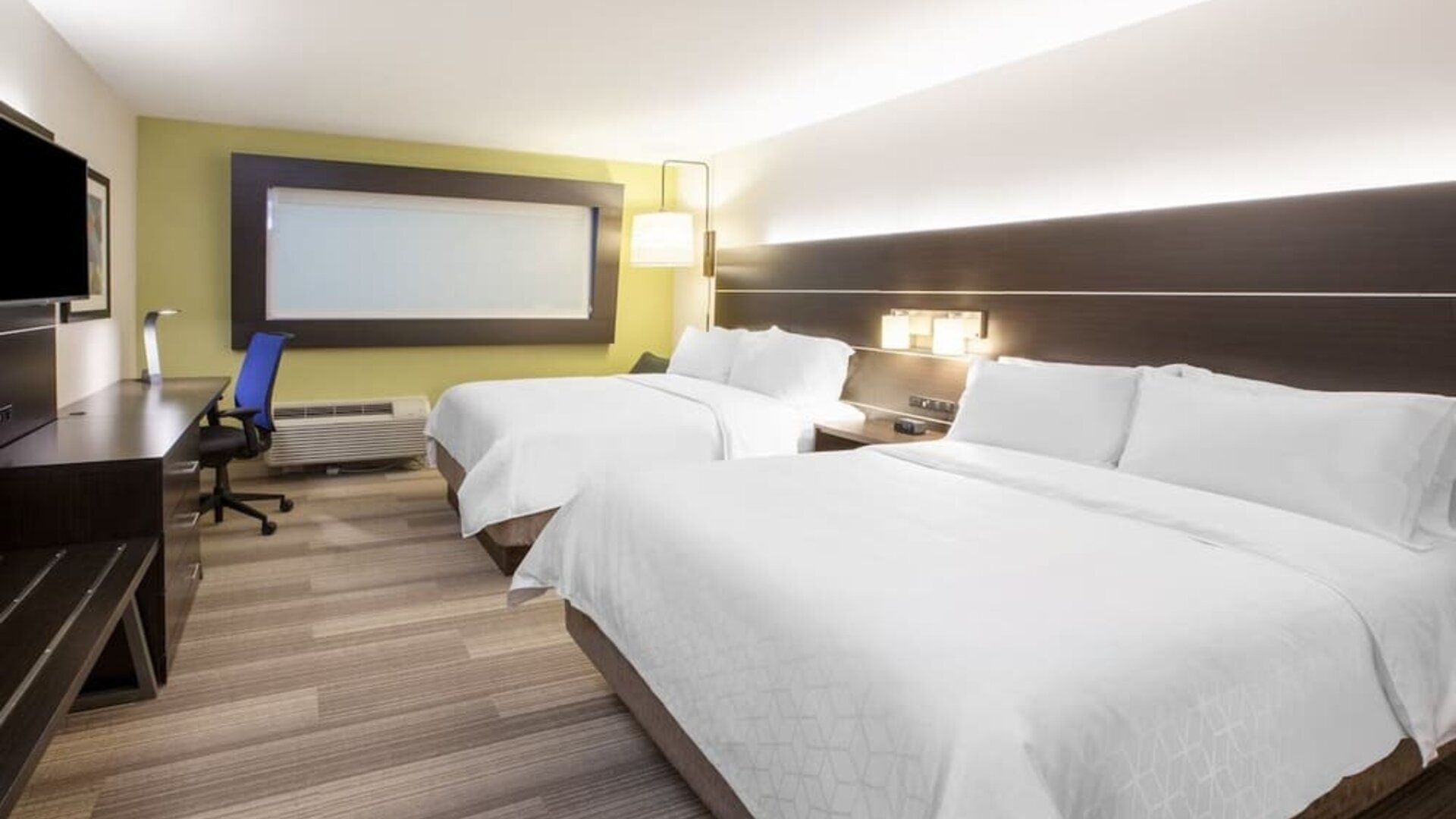 Day use twin room with work desk at Holiday Inn Express & Suites Yorkville.