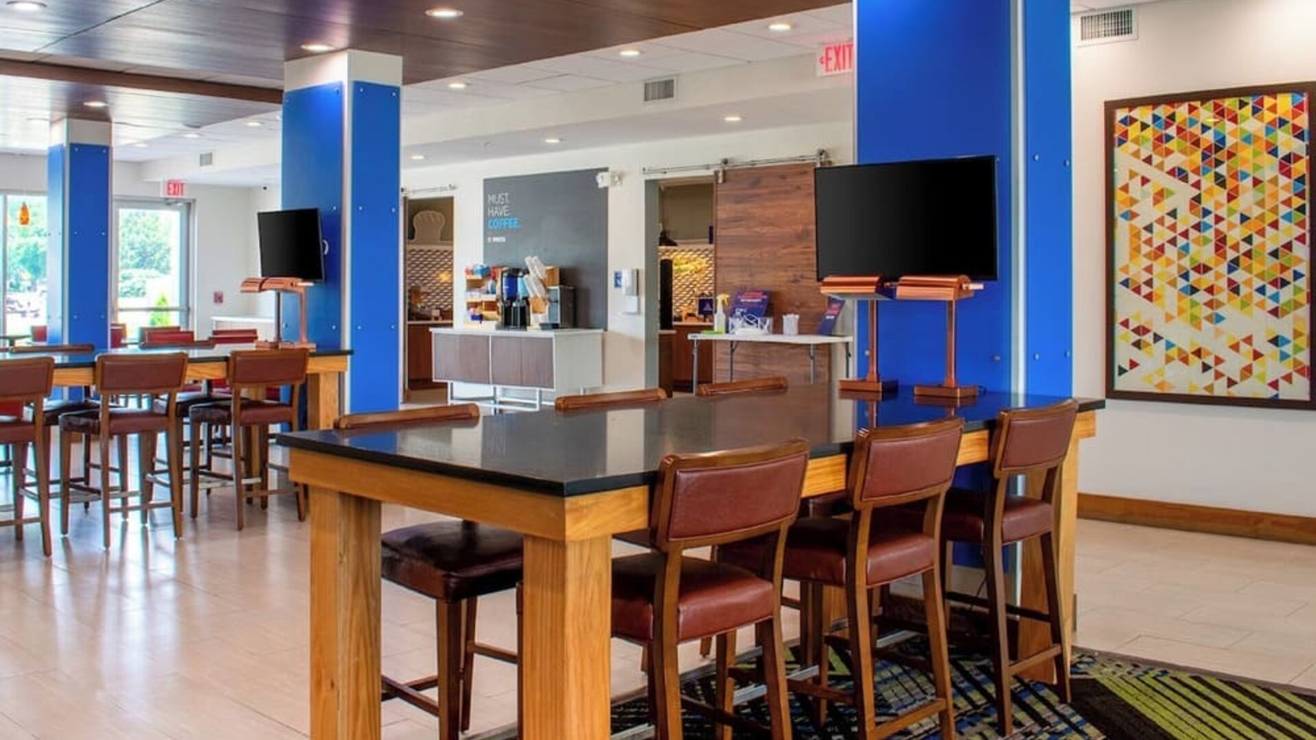 Dining area with comfortable seating perfect for coworking at Holiday Inn Express & Suites Yorkville.