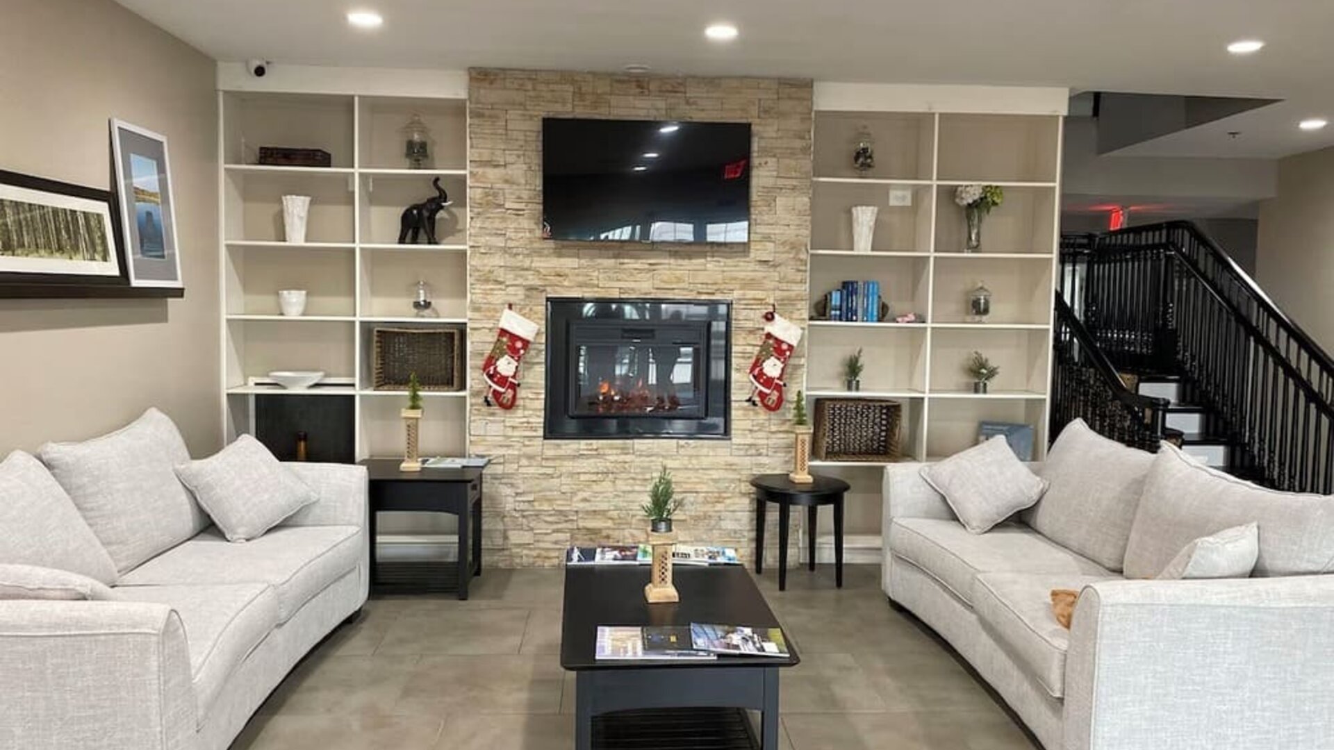 Lobby lounge at Country Inn & Suites By Radisson, Chicago O'Hare South.