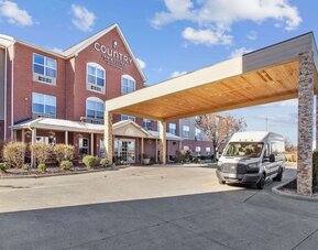 Exterior view and parking area at Country Inn & Suites By Radisson, Chicago O'Hare South.