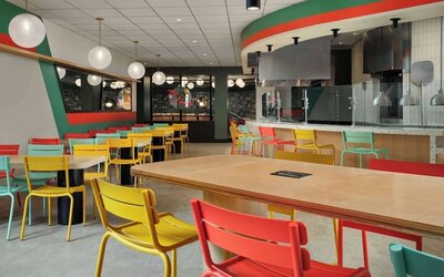 Dining area perfect for coworking at Sonesta Los Angeles Airport LAX.