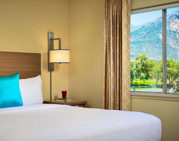 King bed at Sonesta ES Suites Flagstaff.