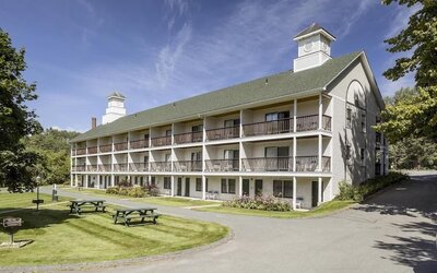 Hotel picnic area at Fairbanks Inn.