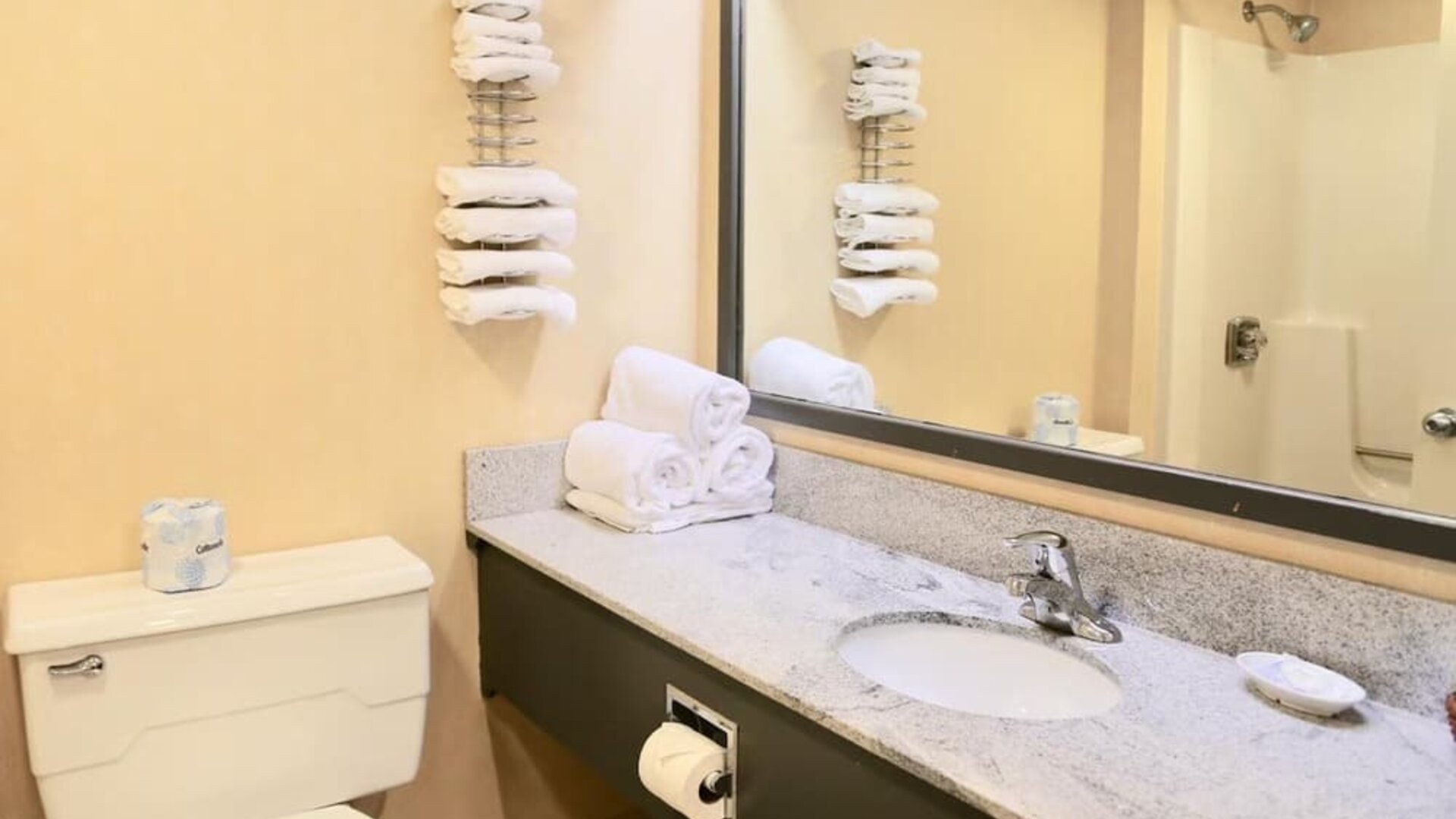 Day room with private bathroom at Fairbanks Inn.