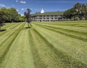 Large hotel garden at Fairbanks Inn.