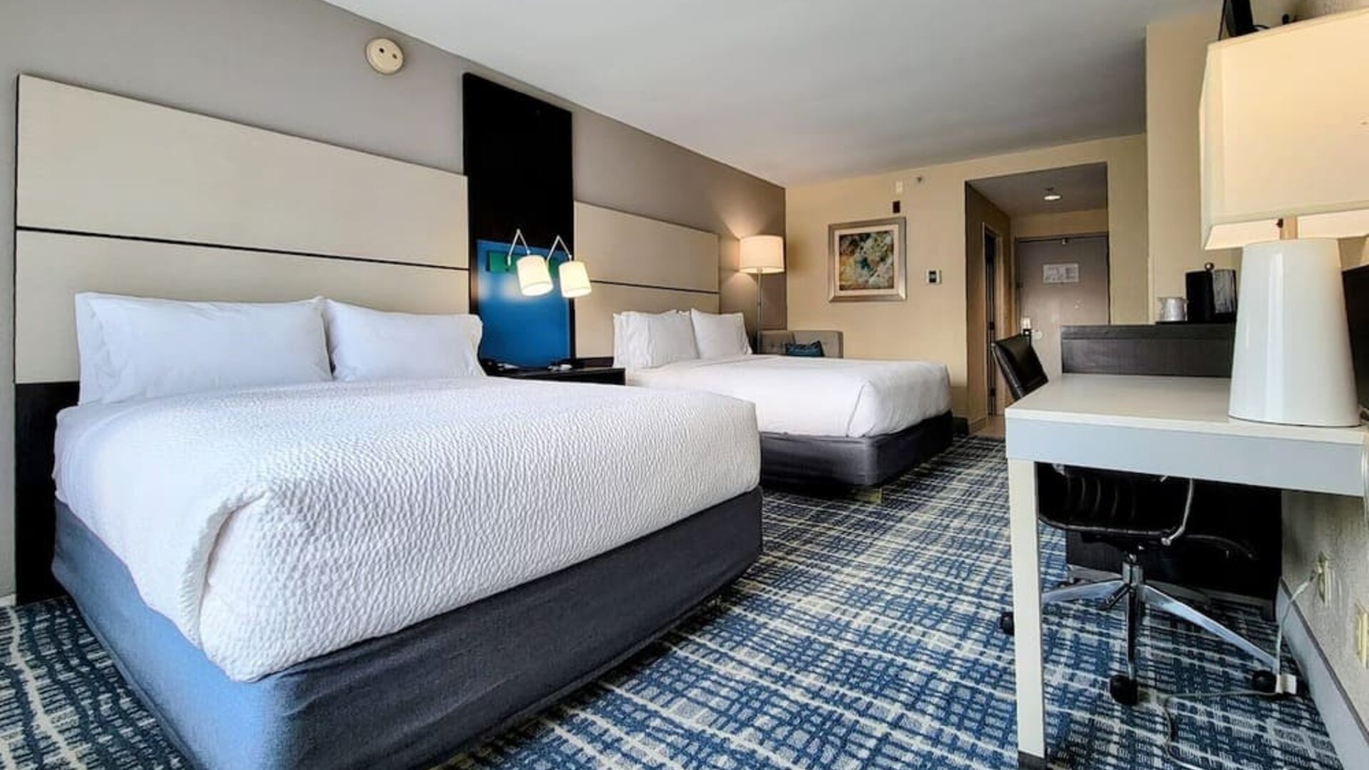 Day use twin room with work desk and private bathroom at Holiday Inn Belcamp - Aberdeen Area.