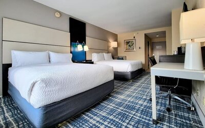 Day use twin room with work desk and private bathroom at Holiday Inn Belcamp - Aberdeen Area.