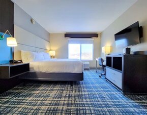 Day use room with workdesk, TV screen and private bathroom at Holiday Inn Belcamp - Aberdeen Area.