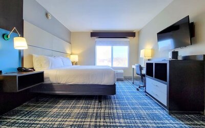 Day use room with workdesk, TV screen and private bathroom at Holiday Inn Belcamp - Aberdeen Area.