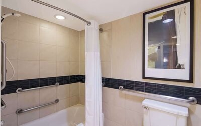 Private guest bathroom with combined shower and tub at Sonesta ES Suites Chicago Downtown Magnificent Mile - Medical.