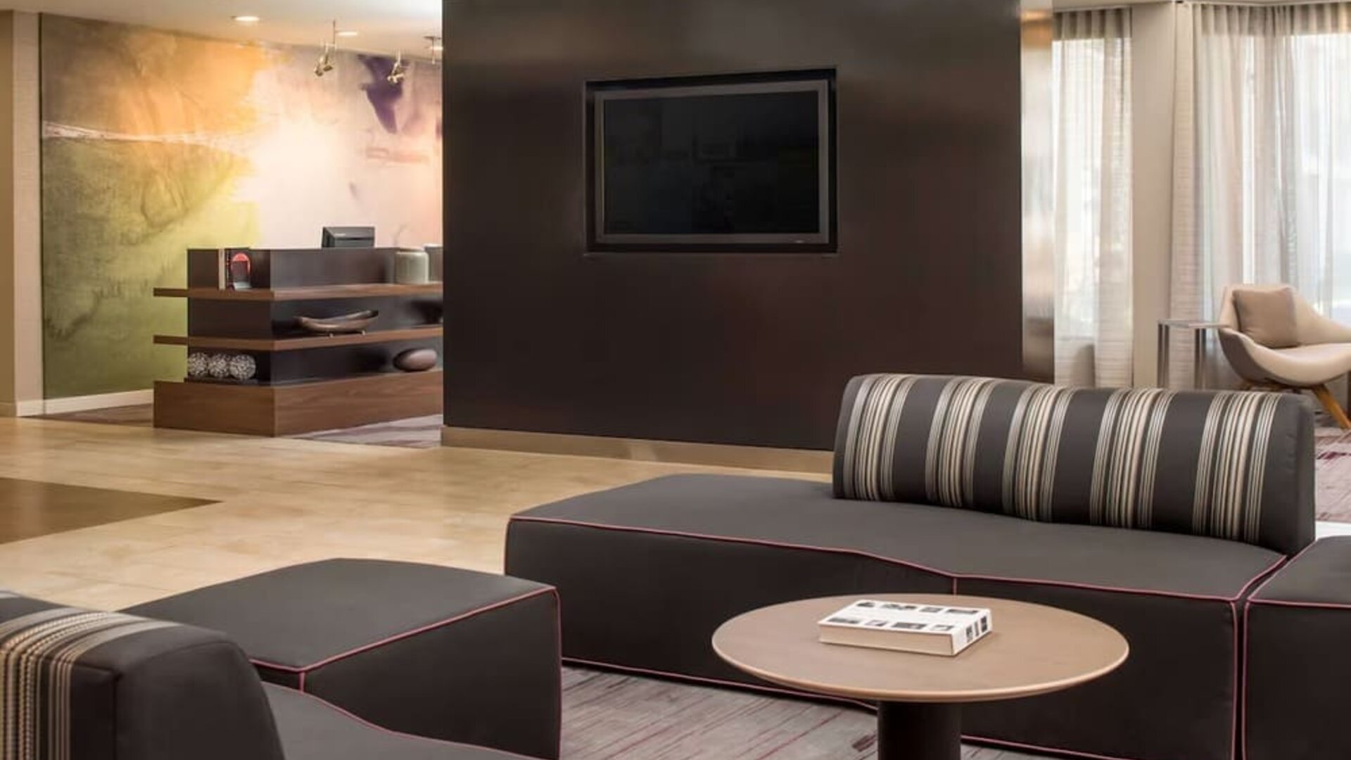 Comfortable lobby lounge at Sonesta Select Seattle Bellevue Redmond.