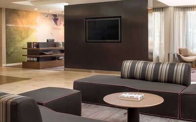 Comfortable lobby lounge at Sonesta Select Seattle Bellevue Redmond.