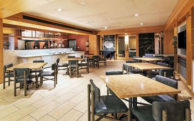 Dining area perfect for coworking at DoubleTree By Hilton Tulsa-Downtown.

