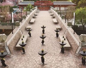Outdoor seats at Hilton San Francisco Financial District.