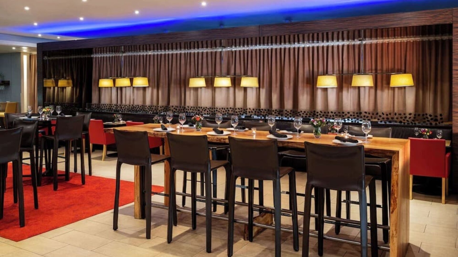 Dining area perfect for coworking at Hilton San Francisco Financial District.