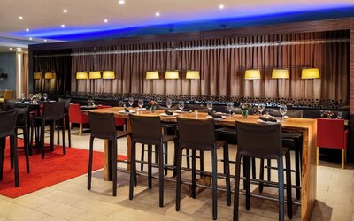 Dining area perfect for coworking at Hilton San Francisco Financial District.