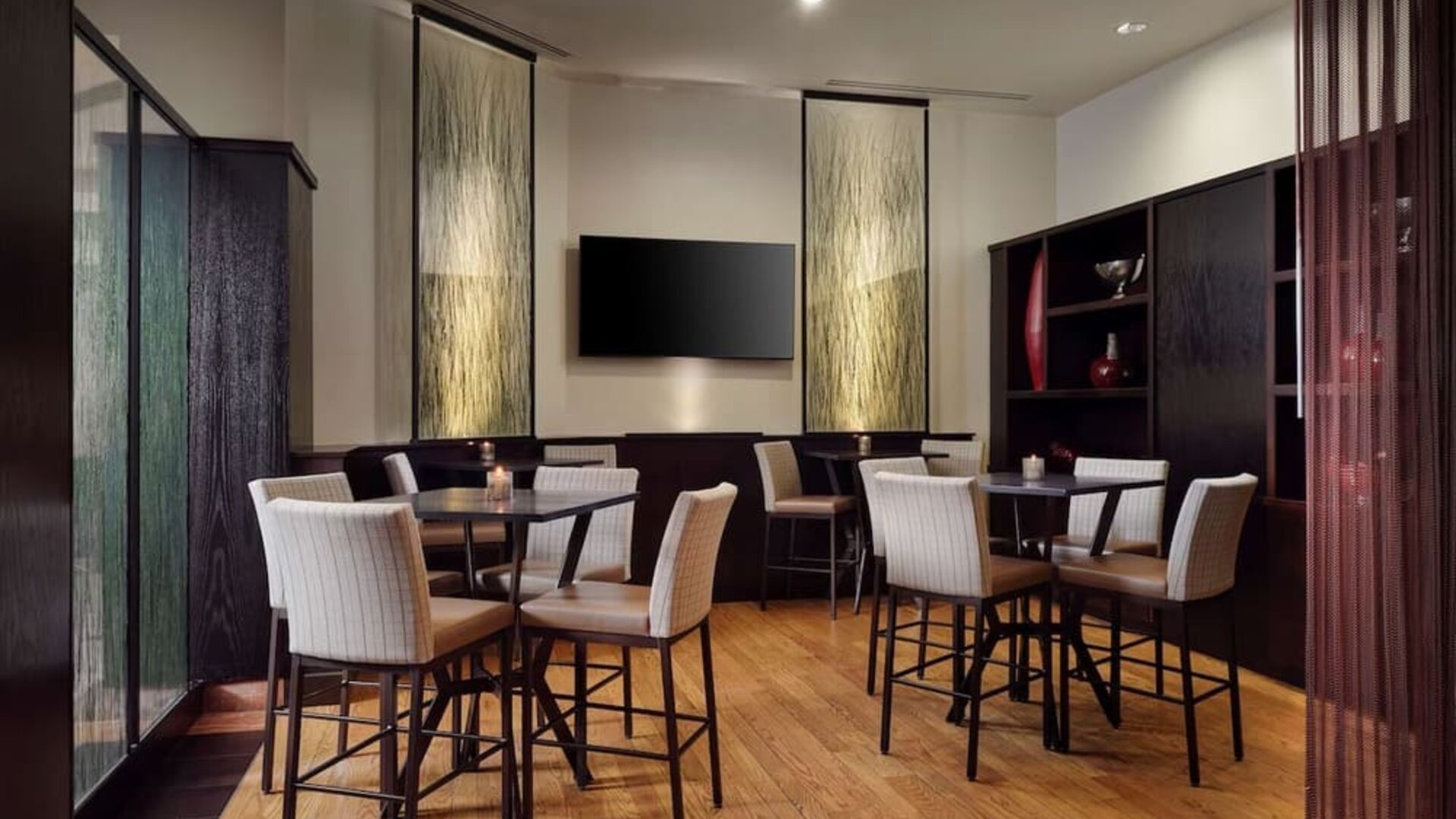 Dining area perfect for coworking at Hilton Rosemont/Chicago O'Hare.