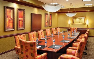 Meeting room at Embassy Suites By Hilton Hampton Convention Center.
