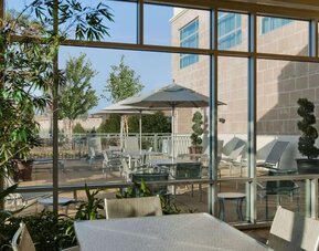 Courtyard perfect for coworking at Embassy Suites By Hilton Hampton Convention Center.