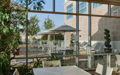 Courtyard perfect for coworking at Embassy Suites By Hilton Hampton Convention Center.