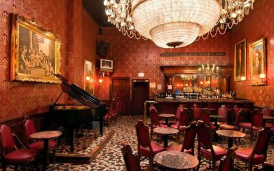 Romantic dining room at Hilton Chicago O'Hare Airport.