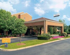 Hotel entrance at Sonesta Select Boston Milford.