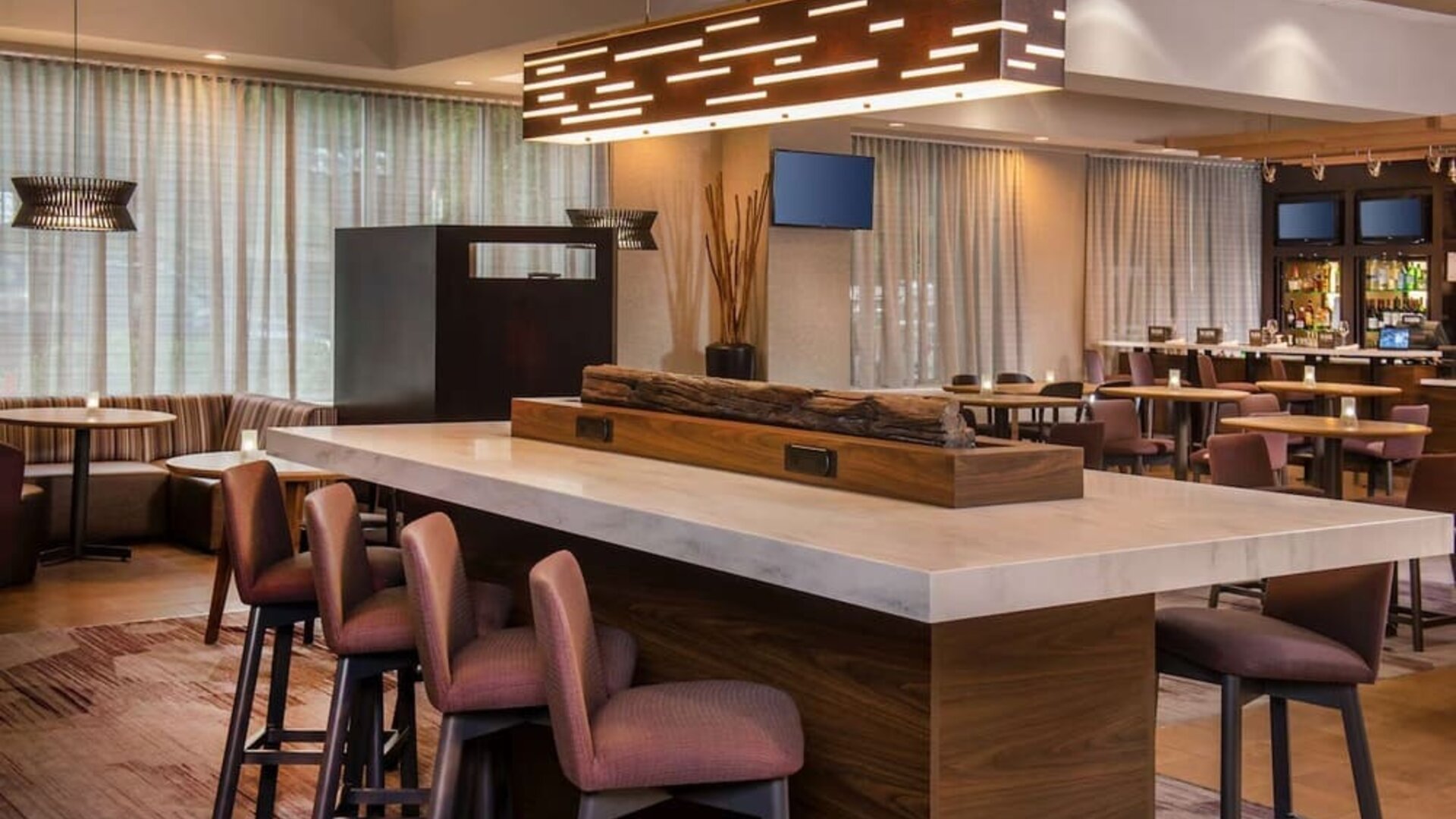 Dining area and workspace at Sonesta Select Arlington Rosslyn.