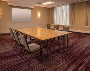 Professional meeting room at Sonesta Select Arlington Rosslyn.